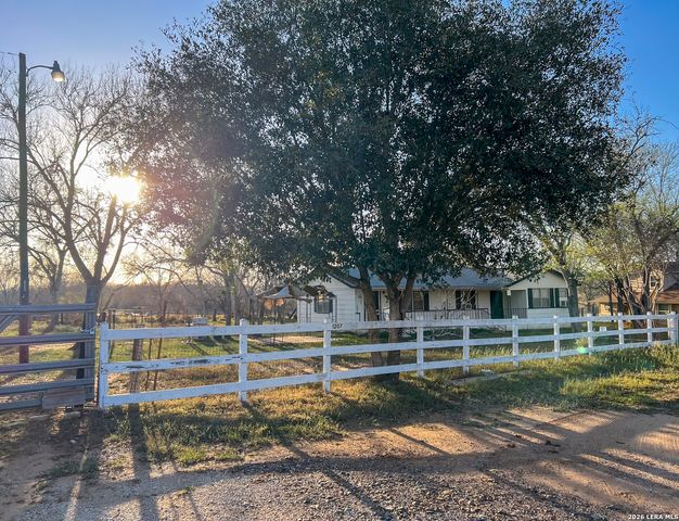 1207 el paso, Stockdale, TX 78160