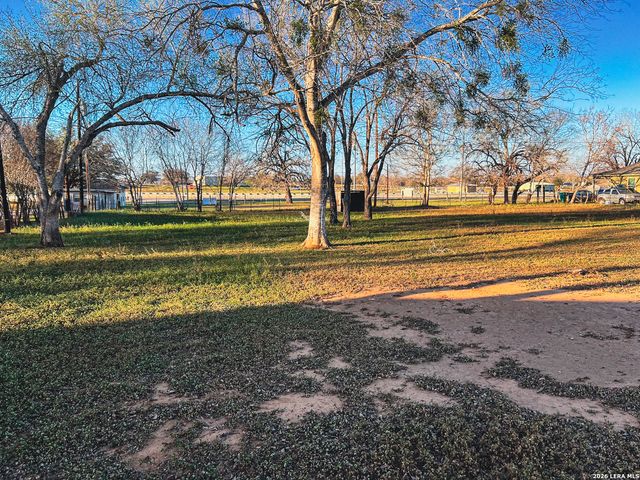 1207 el paso, Stockdale, TX 78160