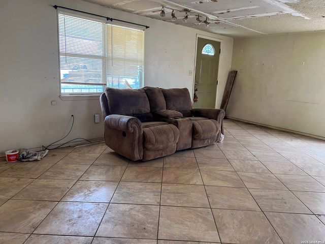 1207 el paso, Stockdale, TX 78160