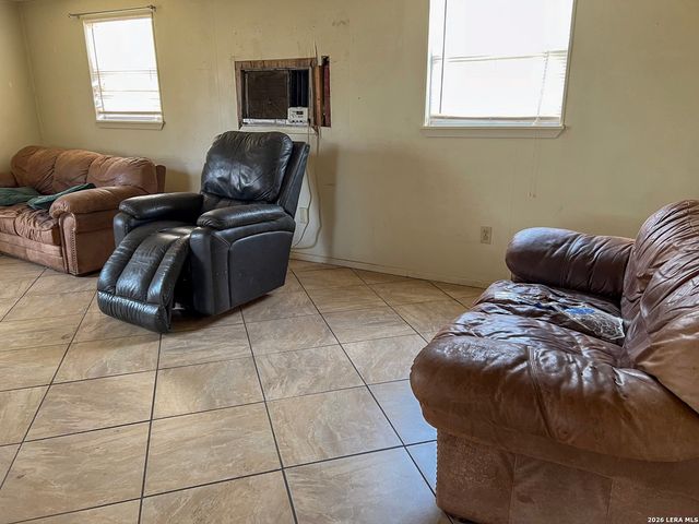 1207 el paso, Stockdale, TX 78160