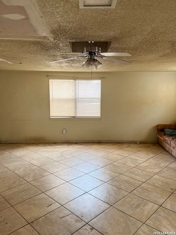 1207 el paso, Stockdale, TX 78160