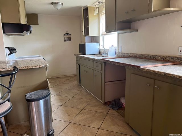 1207 el paso, Stockdale, TX 78160