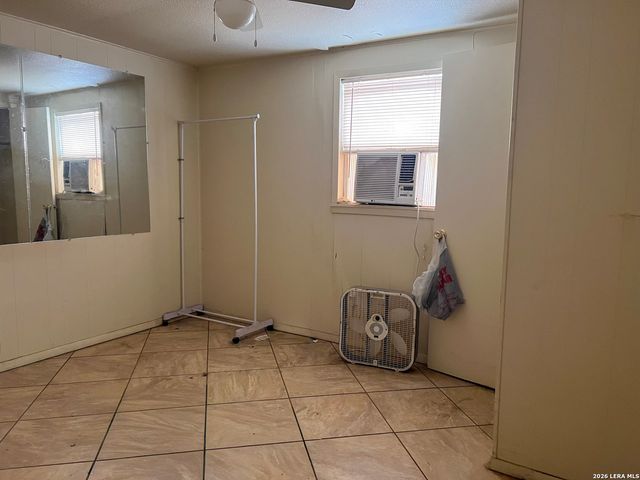 1207 el paso, Stockdale, TX 78160