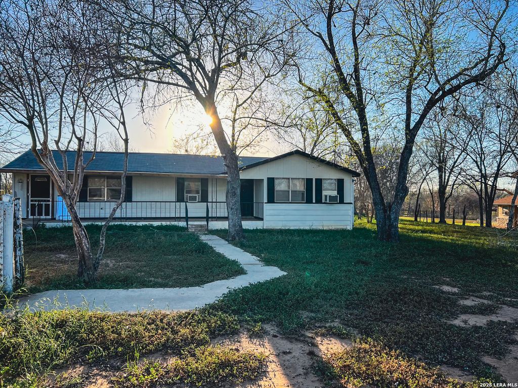 1207 el paso, Stockdale, TX 78160