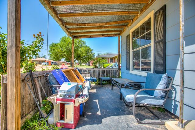 406 Largent Avenue, Ballinger, TX 76821