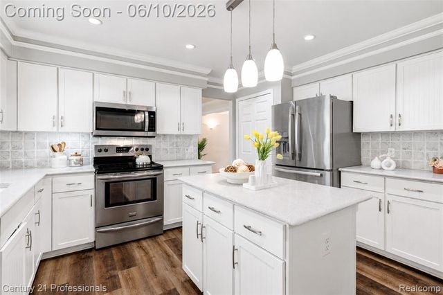 425 Cherry Grove Lane, Walled Lake, MI 48390