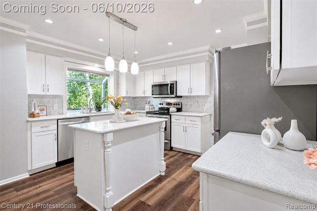 425 Cherry Grove Lane, Walled Lake, MI 48390