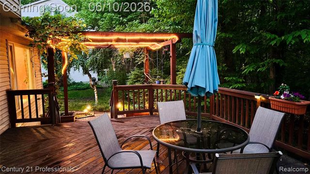 425 Cherry Grove Lane, Walled Lake, MI 48390