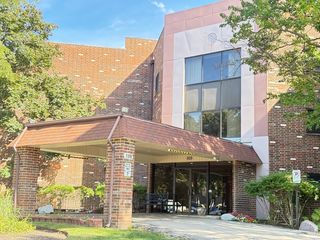 1108 castilian Court 211, Glenview, IL 60025