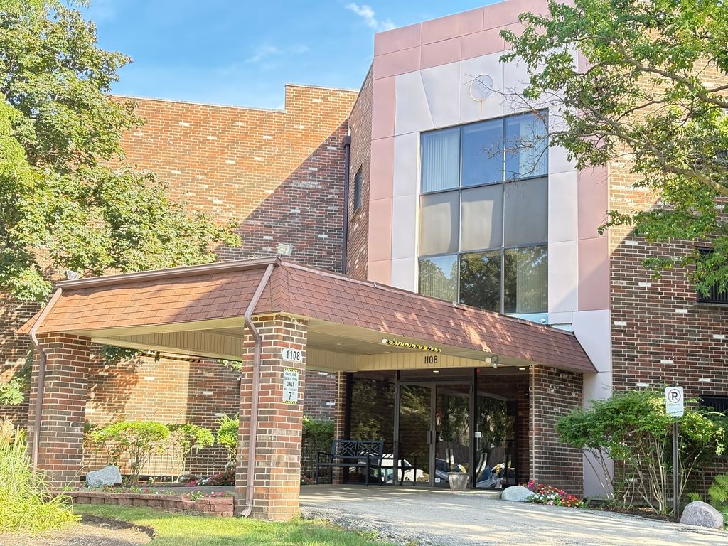 1108 castilian Court 211, Glenview, IL 60025
