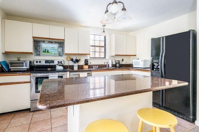 195 Falmouth Rd 9F, Mashpee, MA 02649