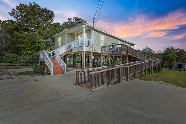 9810 Oak Leaf Drive, Baytown, TX 77521