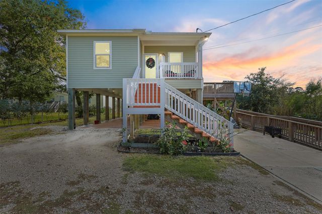 9810 Oak Leaf Drive, Baytown, TX 77521