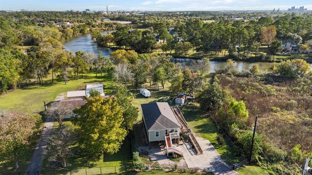 9810 Oak Leaf Drive, Baytown, TX 77521