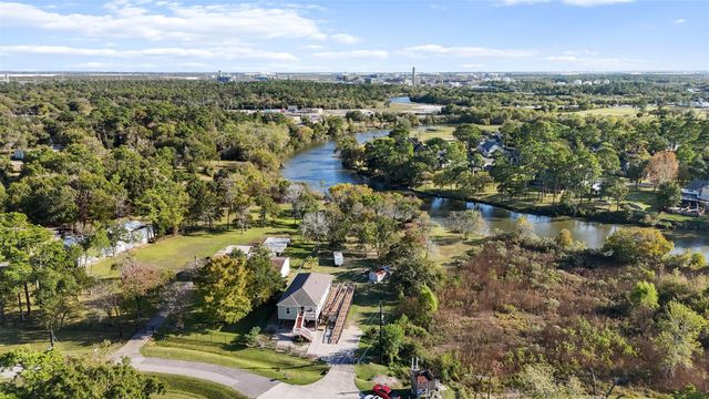 9810 Oak Leaf Drive, Baytown, TX 77521