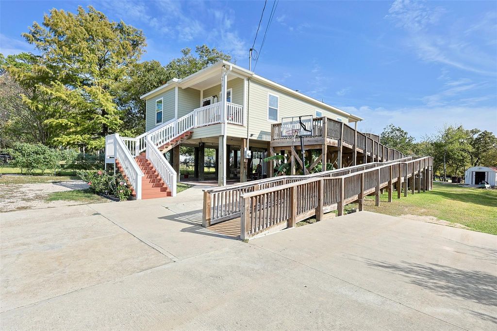 9810 Oak Leaf Drive, Baytown, TX 77521