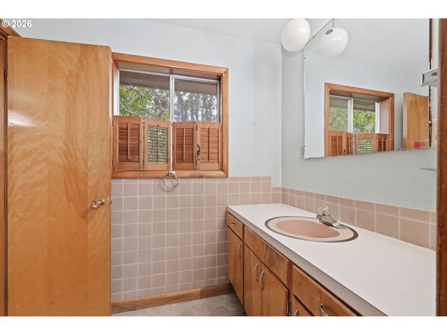 2041 E 26th Ave, Eugene, OR 97403