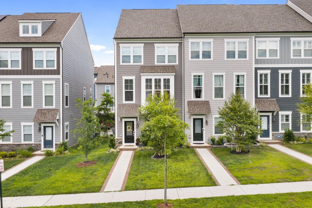 1713 AUTUMN MAPLE LEAF DR, Dumfries, VA 22026