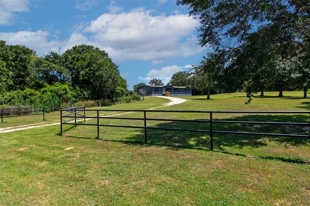 118 Yaupon Drive, Caldwell, TX 77836