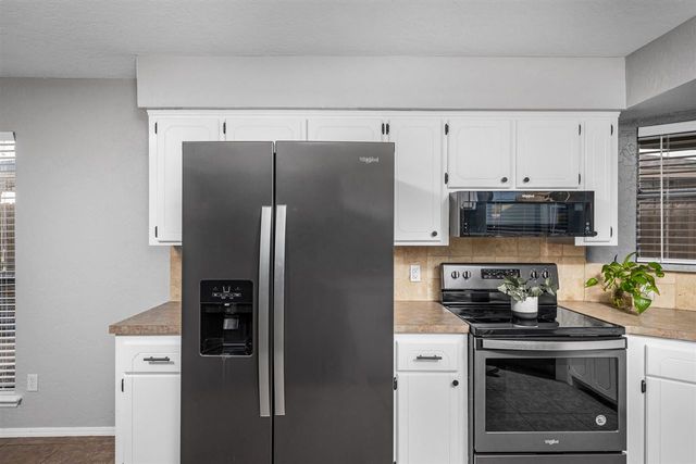 6819 NW Willow Creek Dr, Lawton, OK 73505