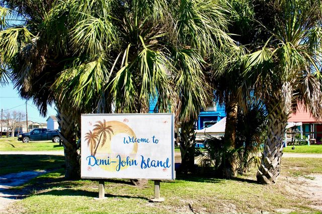 215 Redfish Drive, Freeport, TX 77541