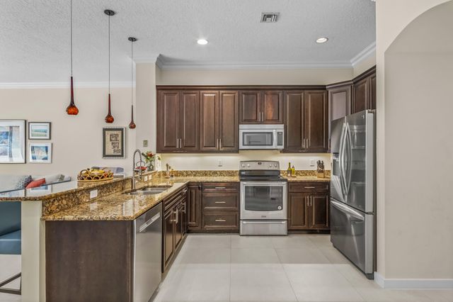 48 Lake Eden Drive, Boynton Beach, FL 33435