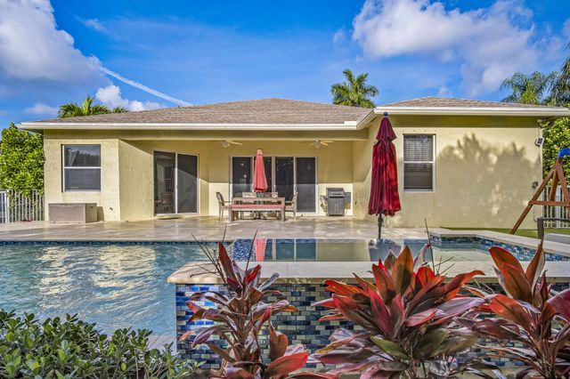 48 Lake Eden Drive, Boynton Beach, FL 33435