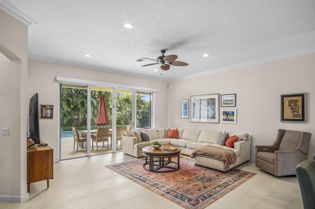 48 Lake Eden Drive, Boynton Beach, FL 33435