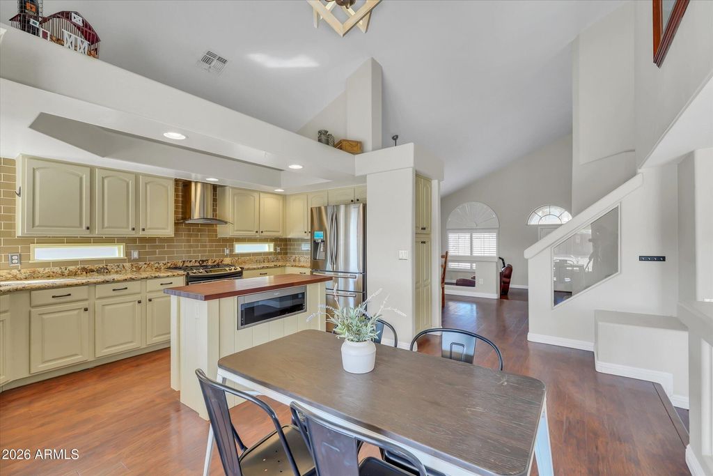 Image 16 of property listing at 31656 N BLACKFOOT Drive, San Tan Valley, AZ 85143