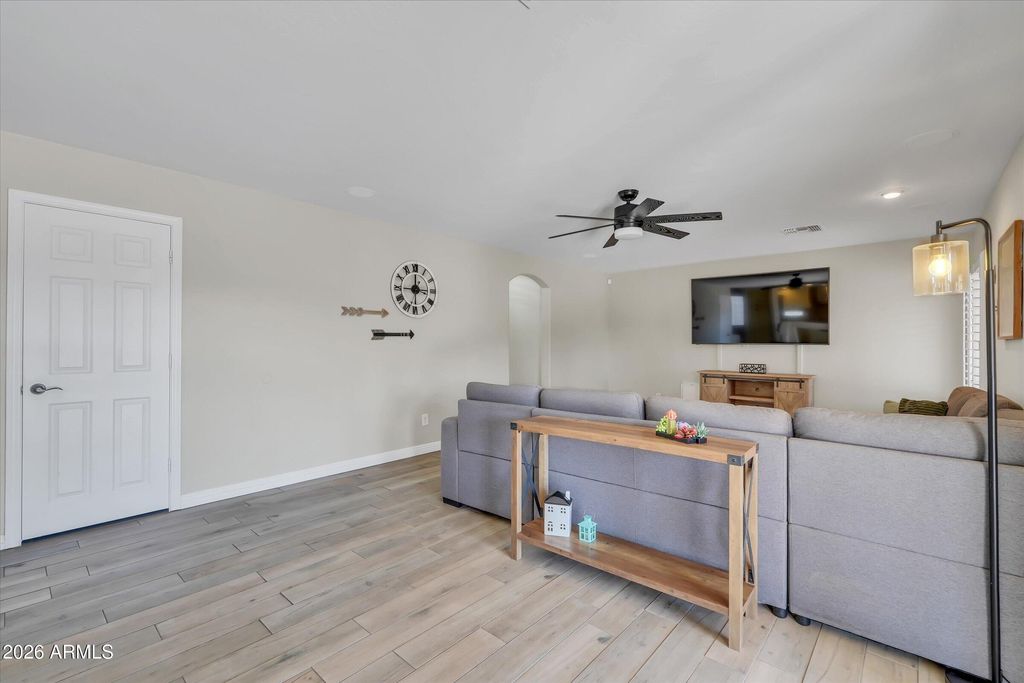 Image 22 of property listing at 31656 N BLACKFOOT Drive, San Tan Valley, AZ 85143