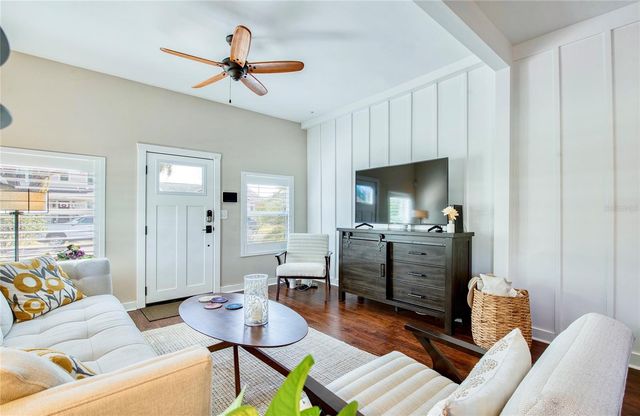 209 35TH AVENUE N, St Petersburg, FL 33704