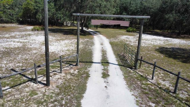 124 Neal Rd, Hawthorne, FL 32640