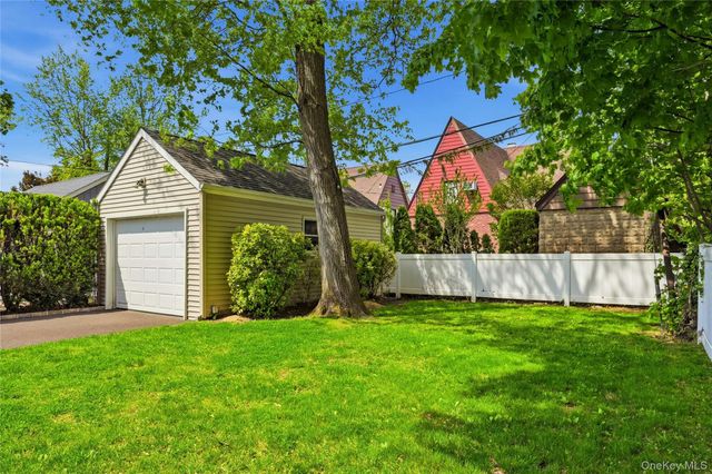 45 Locust Place, Manhasset, NY 11030