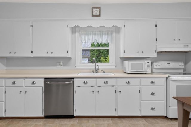 1126 W 6th Avenue, Oshkosh, WI 54902