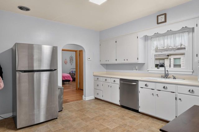 1126 W 6th Avenue, Oshkosh, WI 54902