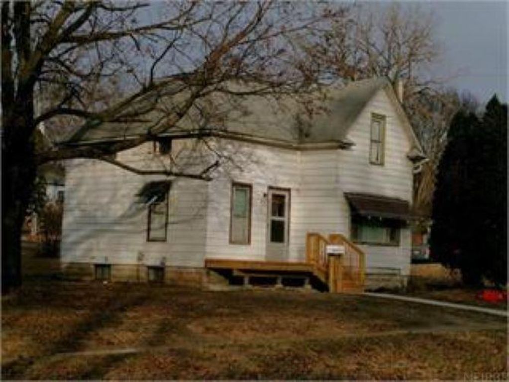 823 Glenwood Street, Waterloo, IA 50703