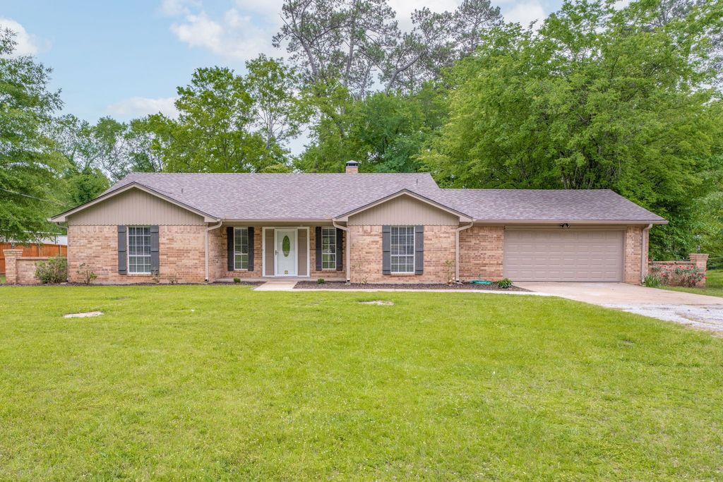 906 N Tyler Street, Big Sandy, TX 75755