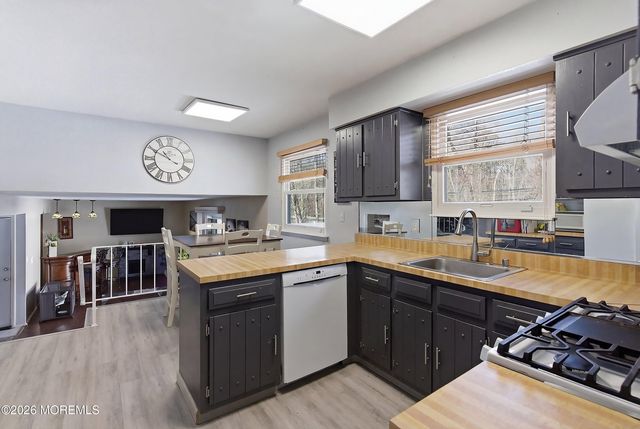 7 Colonial Court, Howell, NJ 07731