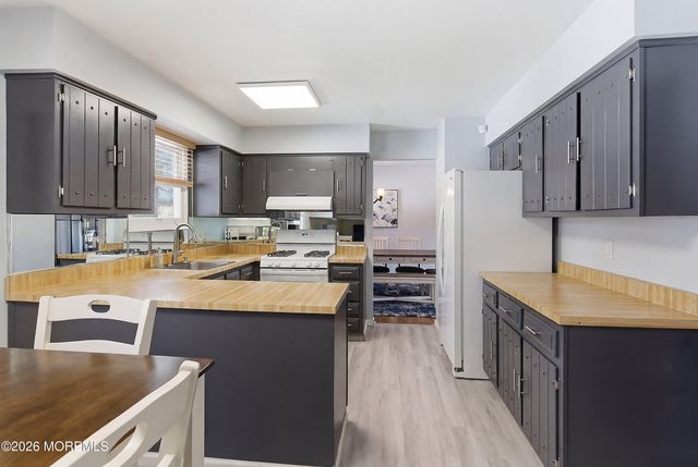 7 Colonial Court, Howell, NJ 07731