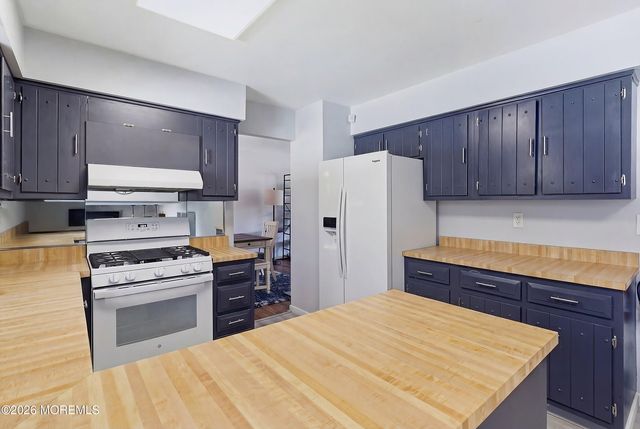 7 Colonial Court, Howell, NJ 07731