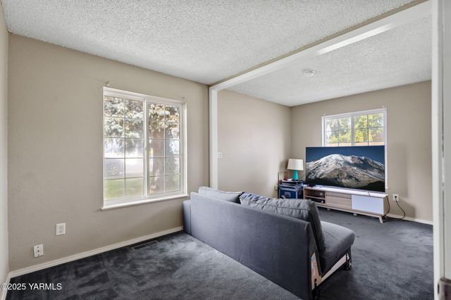 11 Suntides Blvd, Yakima, WA 98908