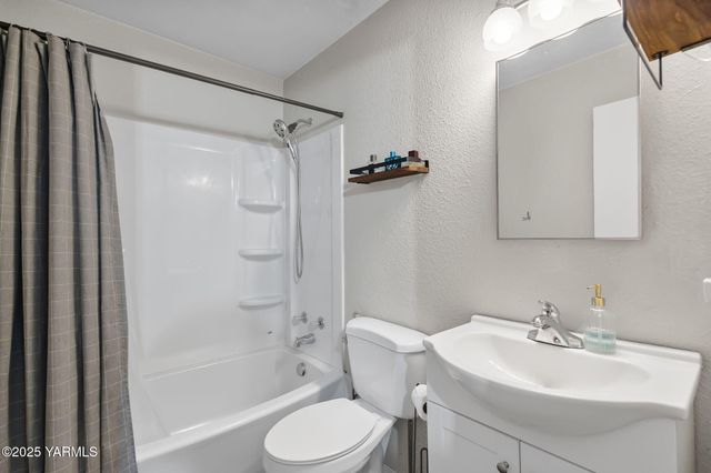 11 Suntides Blvd, Yakima, WA 98908