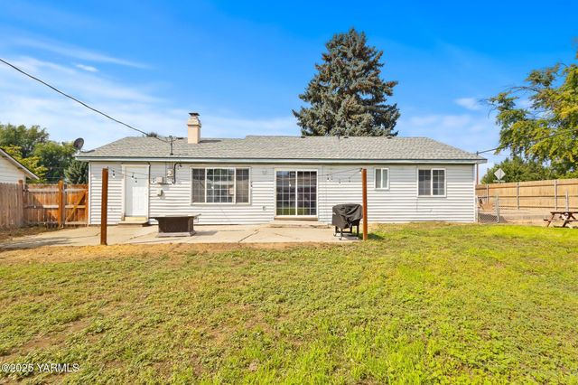 11 Suntides Blvd, Yakima, WA 98908