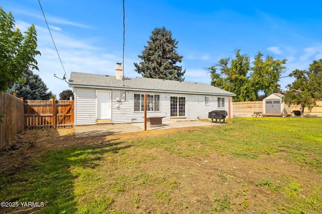 11 Suntides Blvd, Yakima, WA 98908