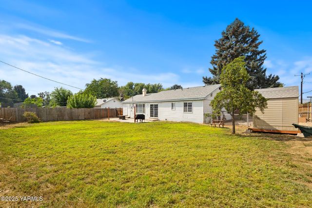 11 Suntides Blvd, Yakima, WA 98908