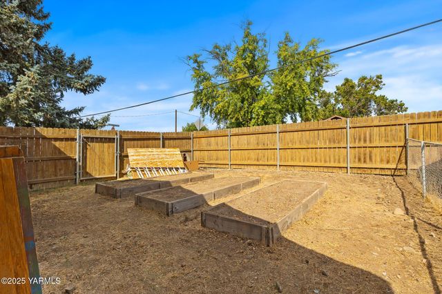 11 Suntides Blvd, Yakima, WA 98908