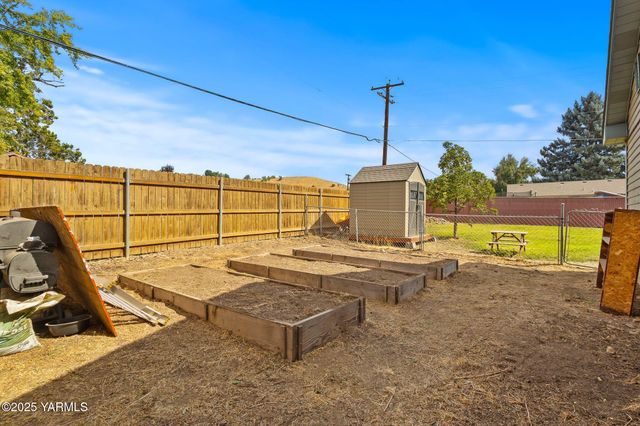 11 Suntides Blvd, Yakima, WA 98908