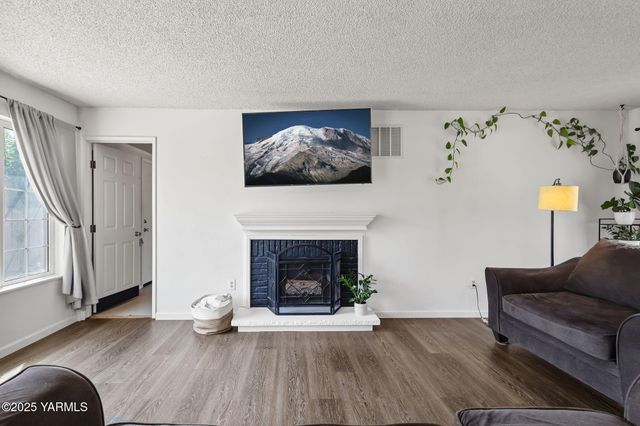 11 Suntides Blvd, Yakima, WA 98908