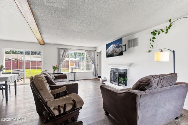 11 Suntides Blvd, Yakima, WA 98908