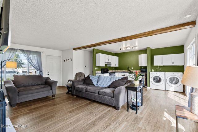 11 Suntides Blvd, Yakima, WA 98908